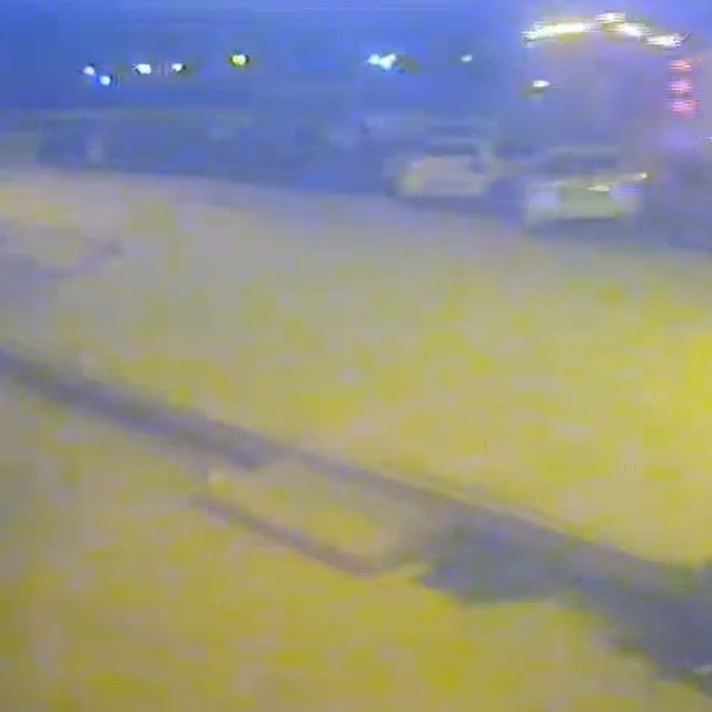 TIR, park halindeki 4 otomobil ile 4 traktöre çarptı; kaza kamerada