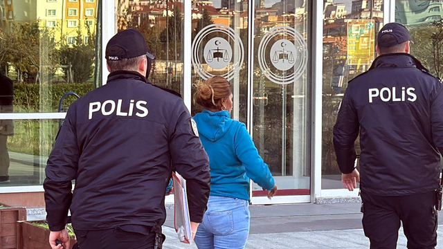 Bebeğini bankta oturan kişiye bırakıp kaçan anne, adli kontrol şartıyla serbest