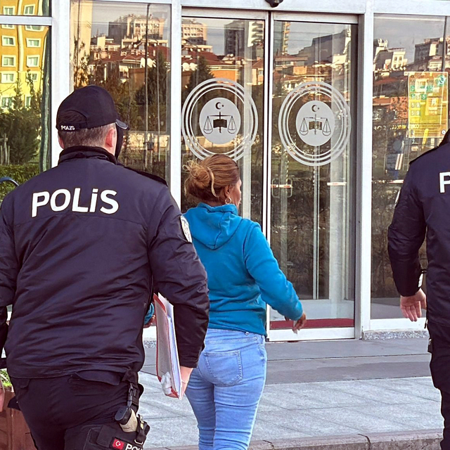 Bebeğini bankta oturan kişiye bırakıp kaçan anne, adli kontrol şartıyla ser...