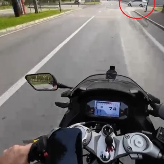 Önüne ani manevra yapan otomobilin dikiz aynasını kırdı