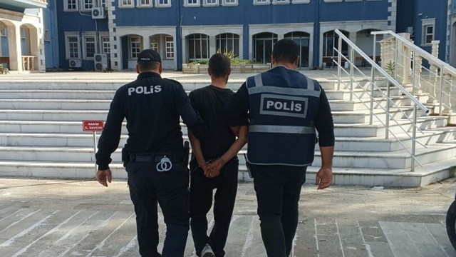 Büfeciyi darbedip, paraları alarak kaçan 2 şüpheli yakalandı