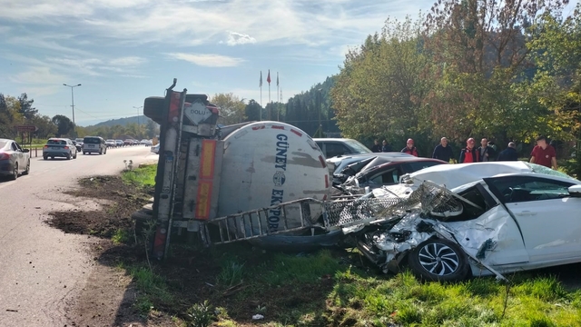 Balıkesir'de devrilen tanker, park halindeki 7 araçta hasar oluşturdu