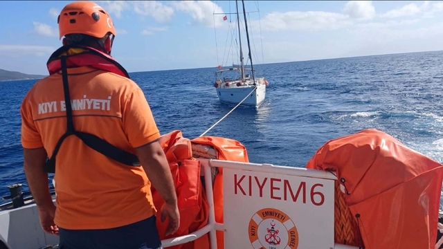 Bodrum'da sürüklenen tekne kurtarıldı