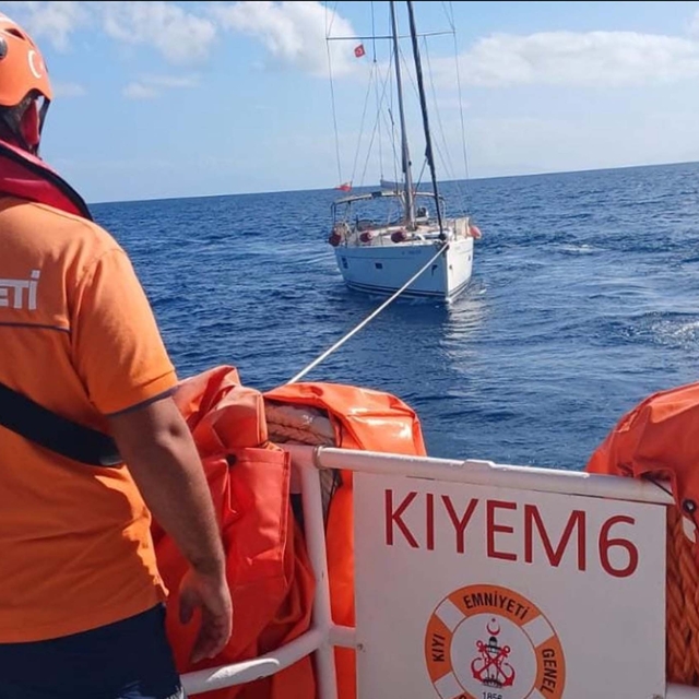 Bodrum'da sürüklenen tekne kurtarıldı