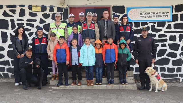 Muş'ta jandarma ekiplerinden köy okulundaki öğrencilere kışlık kıyafet yardımı