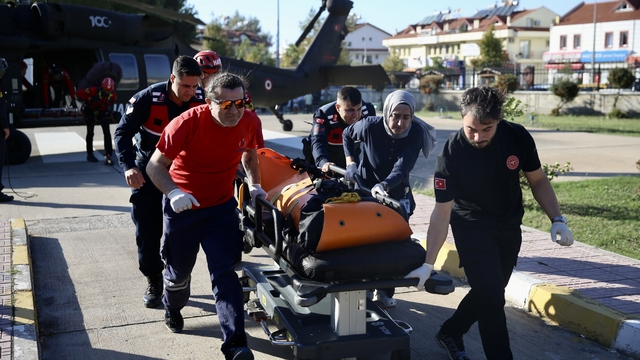 Fethiye'de kayalık alana düşen yamaç paraşütündeki 1 kişi öldü, 1 kişi yaralandı