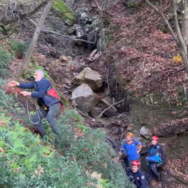 Uludağ'da kestane toplarken mahsur kalan 3'ü çocuk 4 kişi  kurtarıldı