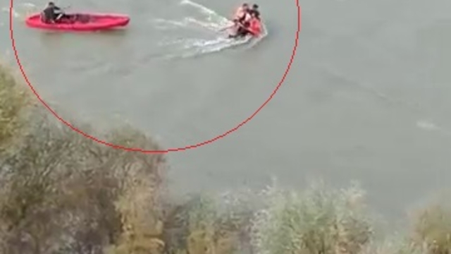 Su seviyesi yükselen nehirde mahsur kalan aile kurtarıldı