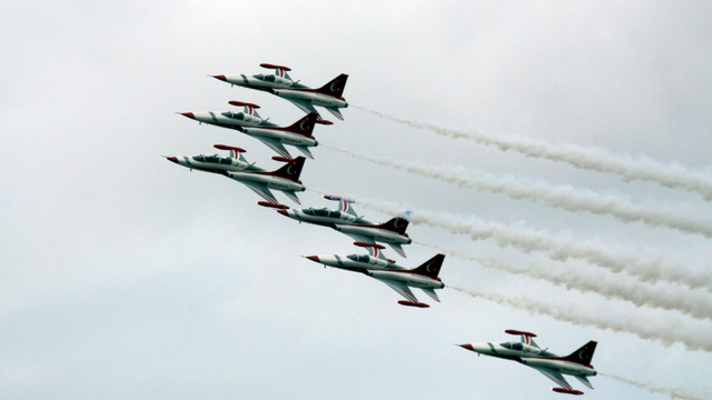 Türk Yıldızları'ndan Edirne'de gösteri uçuşu