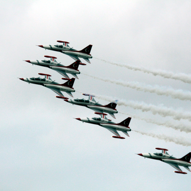 Türk Yıldızları'ndan Edirne'de gösteri uçuşu