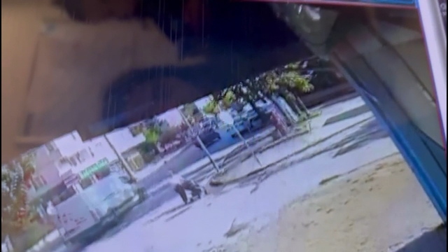 İçinde 2 bin 500 dolar bulunan çantayı alan kadın kayıplara karıştı; o anlar kamerada