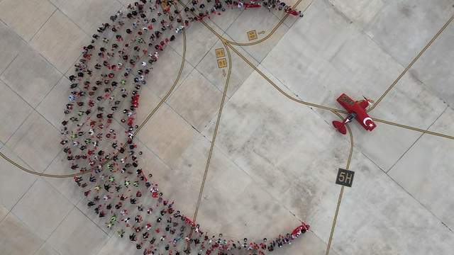 Eskişehir'de Cumhuriyet Bayramı'na özel koreografi; insanlar hilal, akrobasi uçağı yıldız oldu