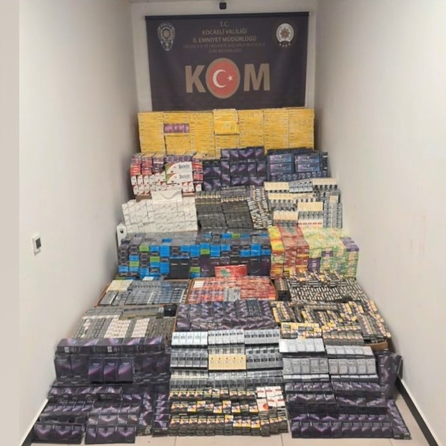 Kocaeli'de bir TIR'da 49 bin 750 paket kaçak sigara ele geçirildi