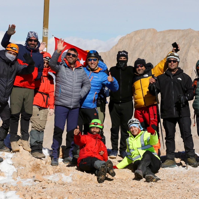 Niğde'de dağcılar Cumhuriyet'in kuruluşunun 102. yılında Aladağlar'a tırman...