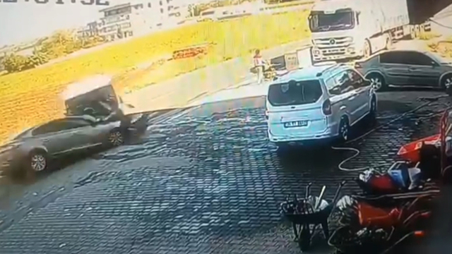 Diyarbakır'da otomobille minibüsün çarpıştığı kazada 3 kişi yaralandı; o anlar kamerada