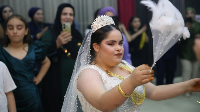 Diyarbakır'da down sendromlu genç kızın gelinlik giyme hayali gerçekleştirildi