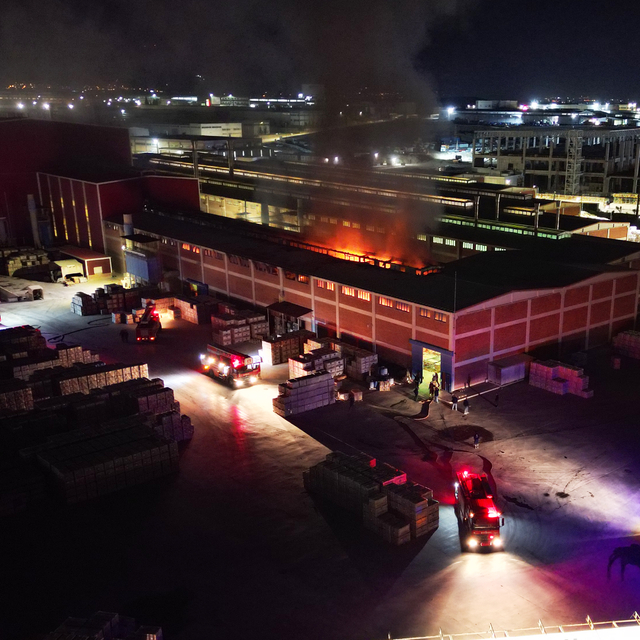 Manisa'da granit fabrikasında çıkan yangın söndürüldü