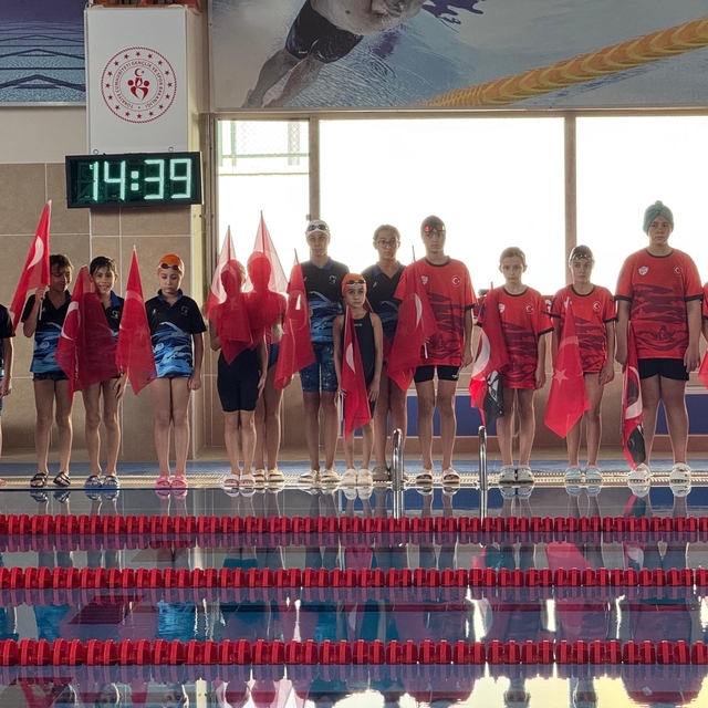 Kırklareli'nde Cumhuriyet Bayramı dolayısıyla yüzme yarışı düzenlendi