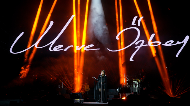 Sanatçı Merve Özbey Mardin Kültür Yolu Festivali'nde konser verdi
