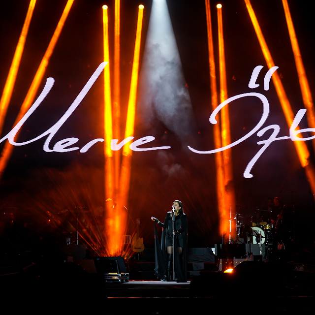 Sanatçı Merve Özbey Mardin Kültür Yolu Festivali'nde konser verdi