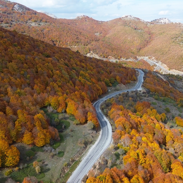 Sonbaharın renkleriyle kaplanan Şebek Geçidi dronla görüntülendi