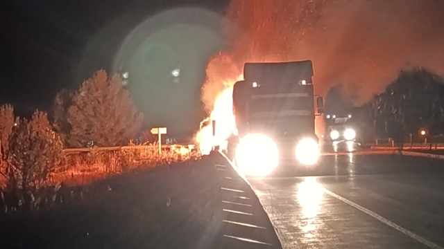 TIR'ın saman balyası yüklü dorsesi yandı