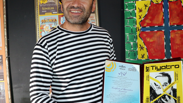 Vanlı tiyatrocu, tek kişilik oyunu ile İran'da başarı belgesi aldı