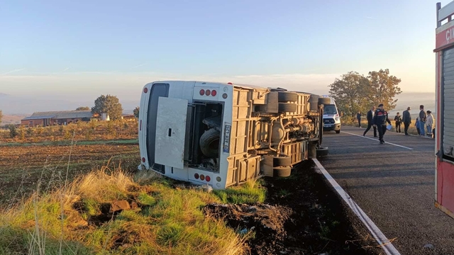 Uşak'ta tarım işçilerini taşıyan midibüsün devrilmesi sonucu 23 kişi yaralandı
