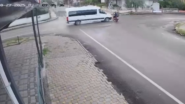 Motosikletle minibüs çarpıştı: 1 ölü, 1 yaralı