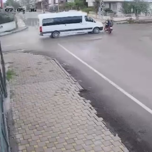 Motosikletle minibüs çarpıştı: 1 ölü, 1 yaralı