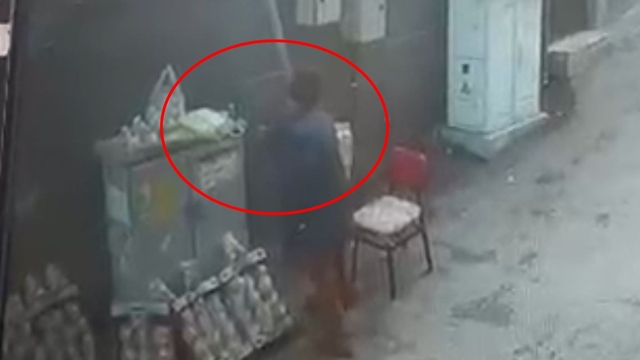 Para bozdurmaya giden seyyar satıcının tezgahta bıraktığı telefonunu çaldı