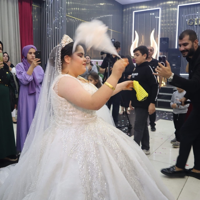 Down sendromlu Sedanur'un gelinlik giyme hayali gerçek oldu