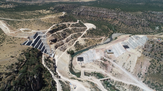 Silvan Projesi kapsamında "Taşköprü Viyadüğü ve Bağlantı Köy Yolları" yapımı sürüyor