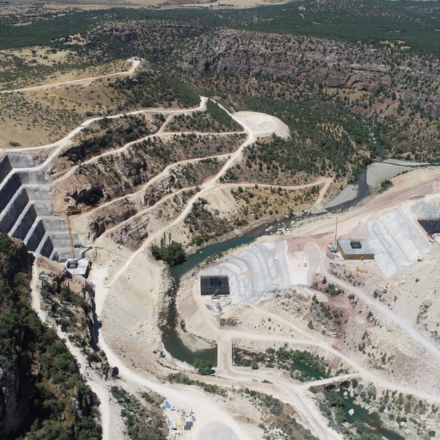 Silvan Projesi kapsamında "Taşköprü Viyadüğü ve Bağlantı Köy Yolları" yapım...