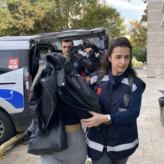 Alışveriş merkezinden yiyecek ve içki çalan 2 kişiye gözaltı