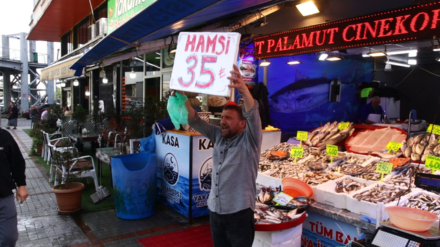 Rize'de hamsi bereketi; kilosu 35 liraya düştü