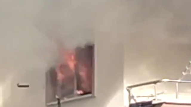 Apartman dairesinde çıkan yangında 2 kişi dumandan etkilendi