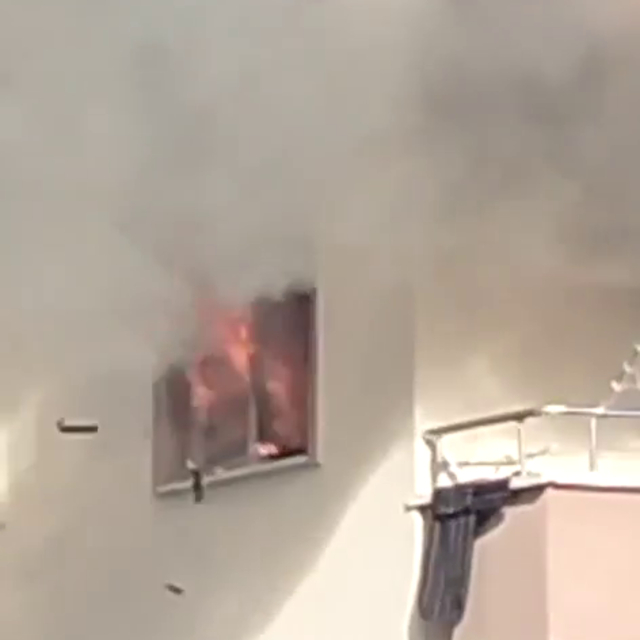 Apartman dairesinde çıkan yangında 2 kişi dumandan etkilendi