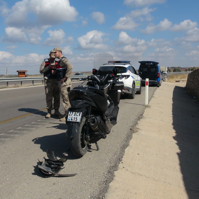 Kilis'te devrilen motosikletteki 2 kişi yaralandı
