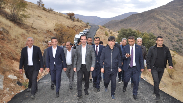 Bitlis Valisi Karakaya, Hizan'da yürütülen yol çalışmalarını inceledi