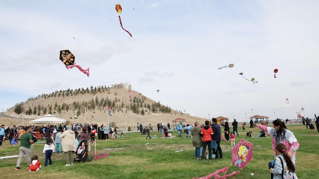 Kocasinan'da uçurtmalar gökyüzünü renklendirdi