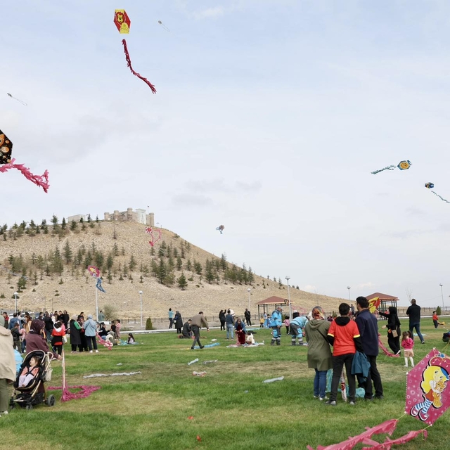 Kocasinan'da uçurtmalar gökyüzünü renklendirdi