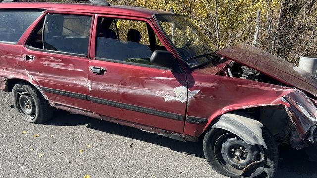 Otomobil bariyerlere çarptı: 1'i ağır, 2 yaralı