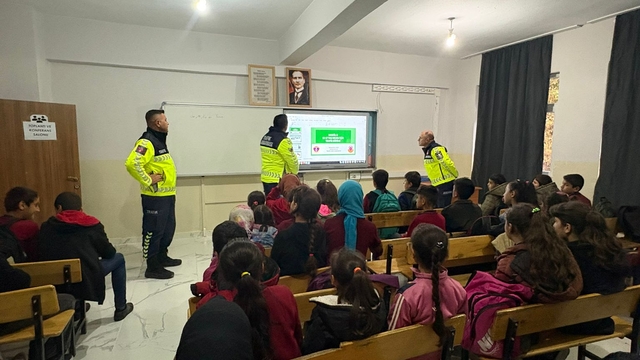 Hizan'da köy okulundaki öğrencilere trafik eğitimi verildi