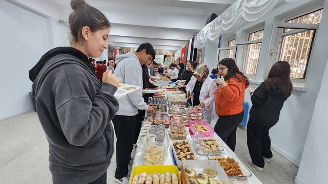 Suluova'da öğrencilerden Gazze'ye yardım kermesi