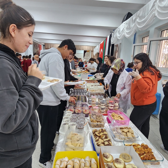 Suluova'da öğrencilerden Gazze'ye yardım kermesi