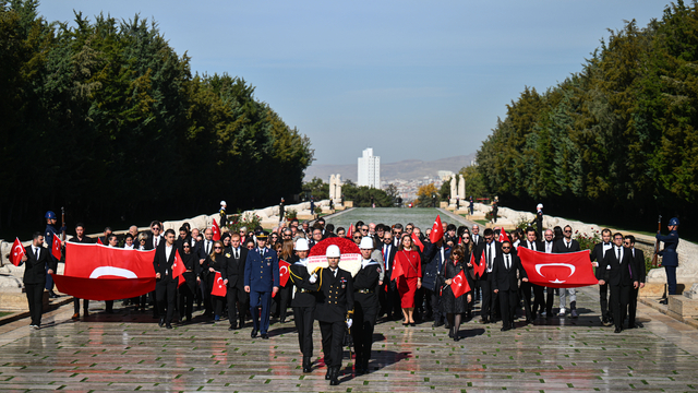 Cumhurbaşkanlığı Senfoni Orkestrası'ndan Anıtkabir'e "200. yıl" ziyareti