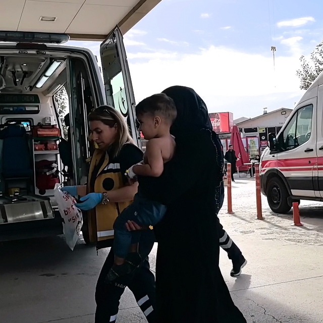 Üzerine kaynar su dolu çaydanlık devrilen 2 yaşındaki Eyüpcan yaralandı