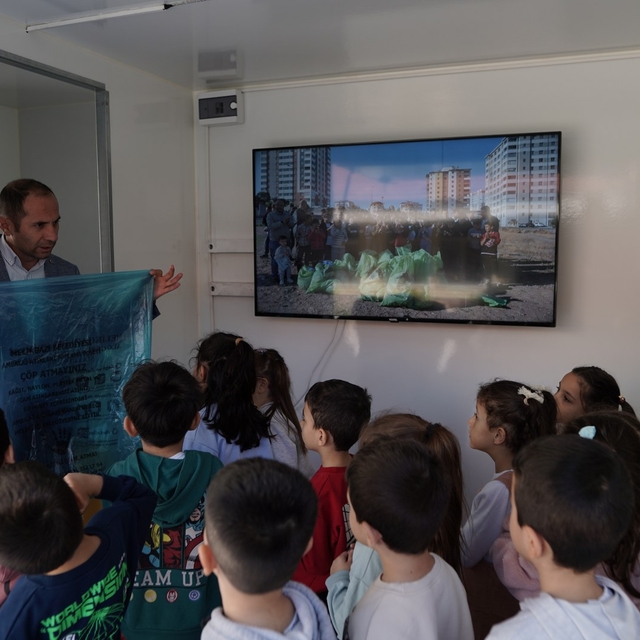 Melikgazi'de "Mobil Sıfır Atık Toplama ve Eğitim Aracı"nda  öğrencilere eği...
