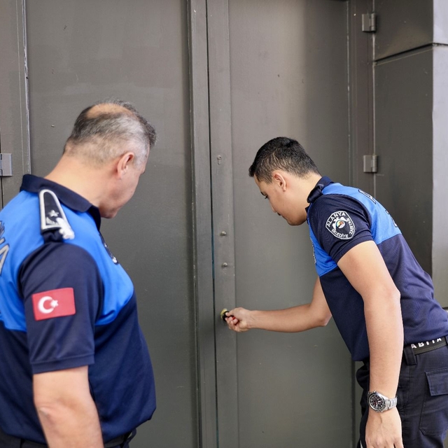 Alanya'da biri zincir market şubesi 2 işletme mühürlendi